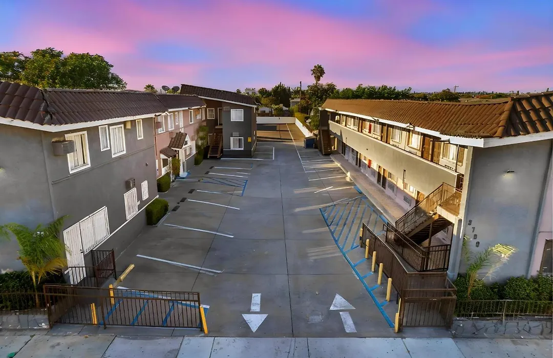 Encore Inn Inglewood-1